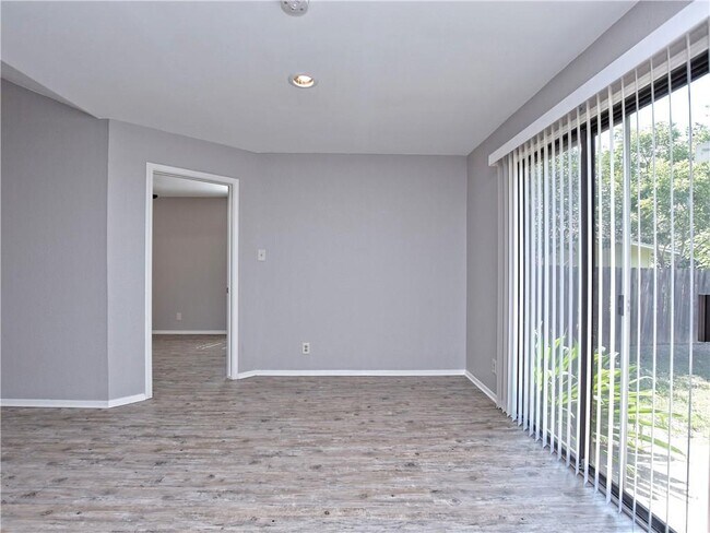 Building Photo - 802 Primrose Ln