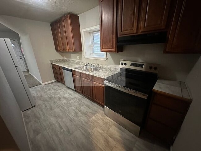 Building Photo - 2411 S Sterling Ave