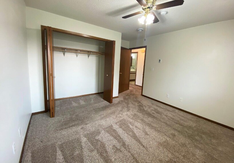 Building Photo - 1411 W Elm Ave