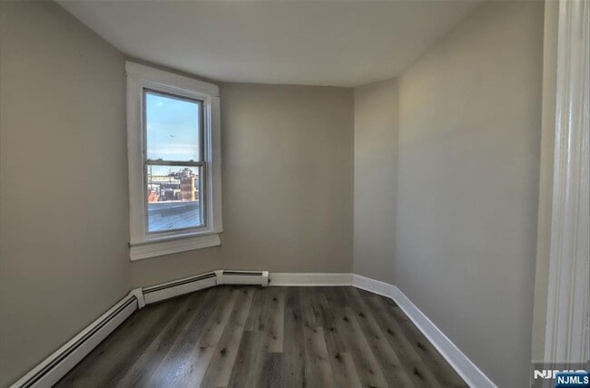 Building Photo - 743 Harrison Ave