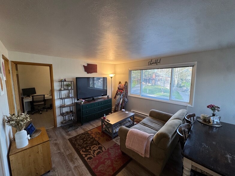 Building Photo - 1337 NW Hall Dr