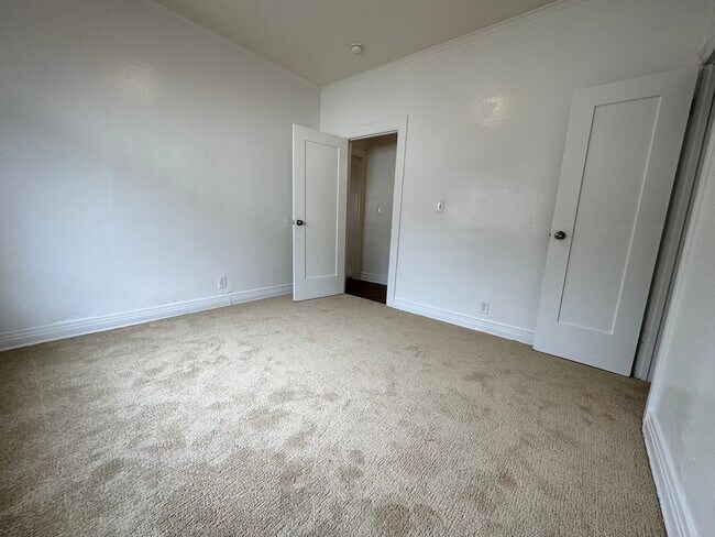 Building Photo - 1053 Dundas St