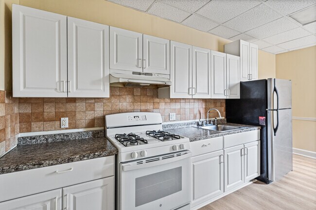 Building Photo - 409 Plandome Rd