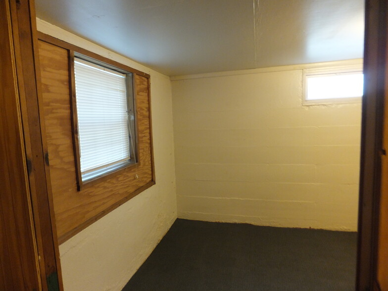 lower level rear bedroom - 905 Ashland Rd