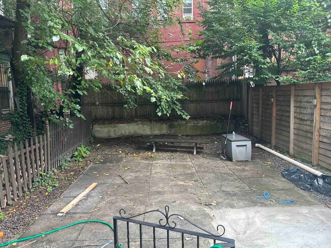 Building Photo - 337 Bloomfield St