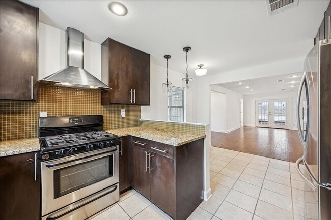 Building Photo - 3104 Fontana Dr