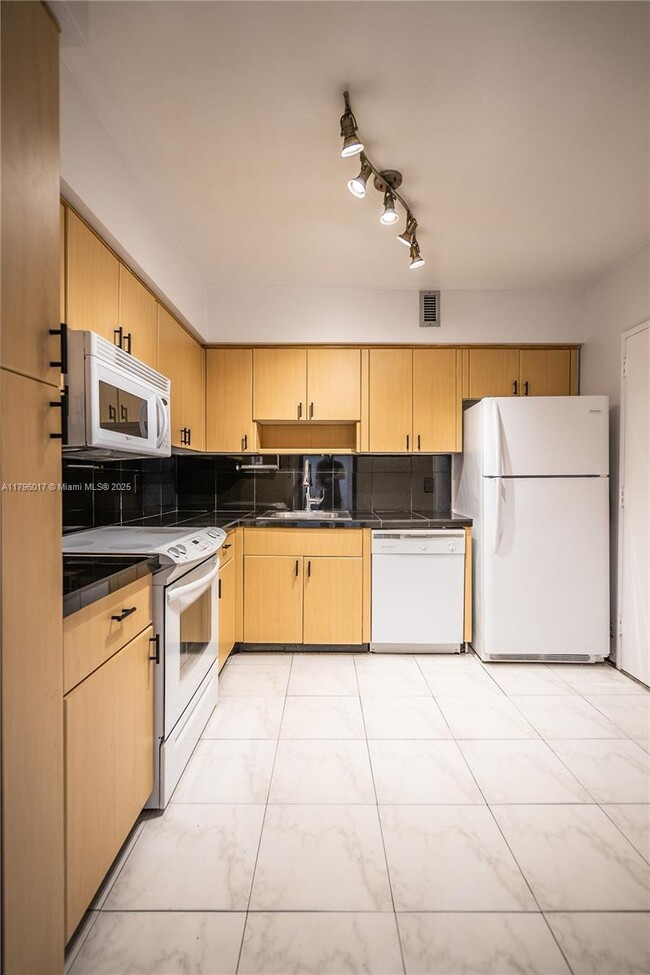 Building Photo - 5700 Collins Ave