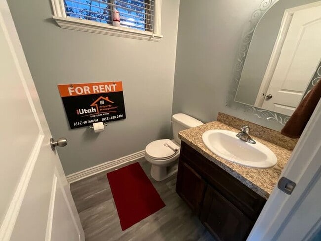 Building Photo - 3 bedroom 2 1/2 Bath Townhouse- Partially Furnished- Ready this month