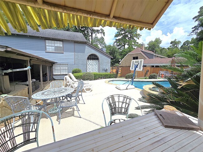 Building Photo - 560 Brandon Rd
