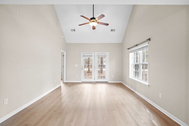 Building Photo - 571 Riverward Dr