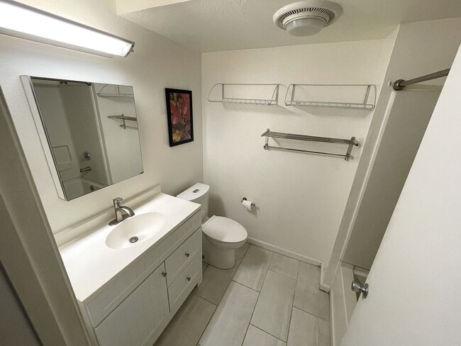 Building Photo - Kihei Shores - Furnished 2 Bed/2Bath Condo - Pool and Hot Tub - 2 Parking Spaces