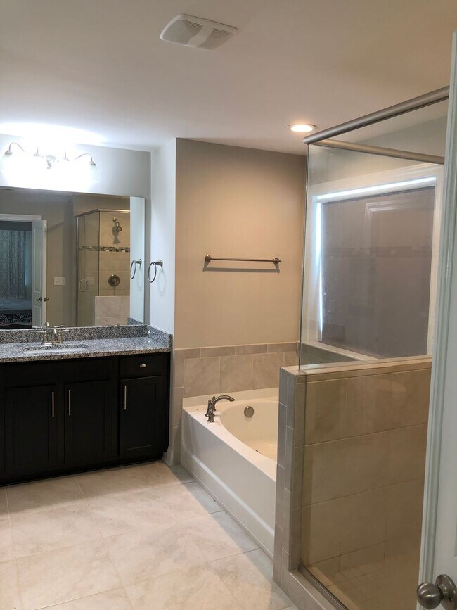 Building Photo - Lake Front Community 4 bed, 3 bath