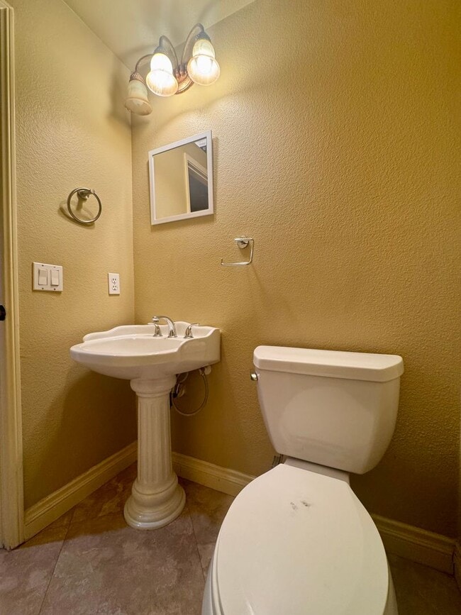 Building Photo - 3 Bedroom spacious home in Aliso Viejo (Tivoli community)