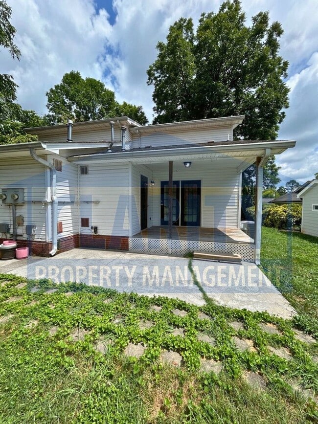 Building Photo - Two bedroom townhome in Downtown Cleveland!