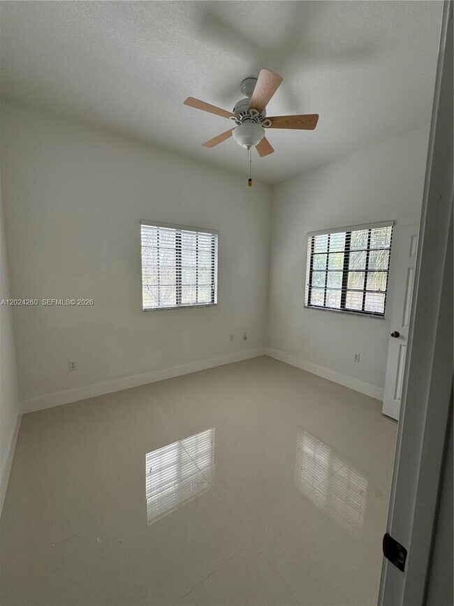 Building Photo - 2851 Riverside Dr