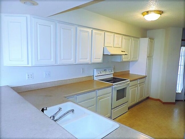 Building Photo - $1,950 | 3 Bedroom, 3.5 Bathroom Multi Flo...