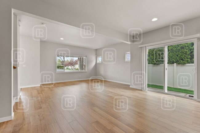 Building Photo - 1840 N Willamette Rd