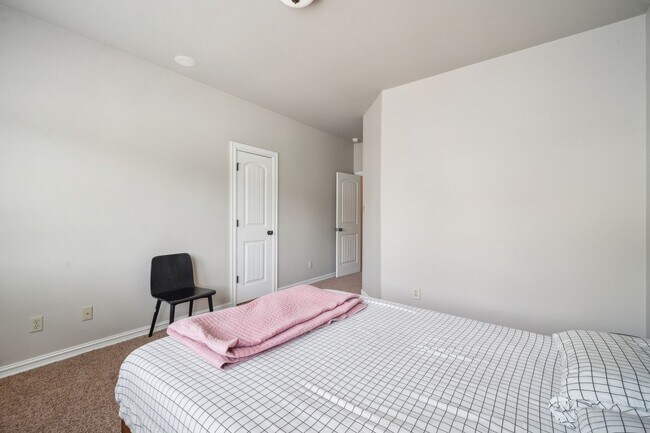 Building Photo - Stunning 5 bedroom 4.5 bath in Stonebrooke Glenn