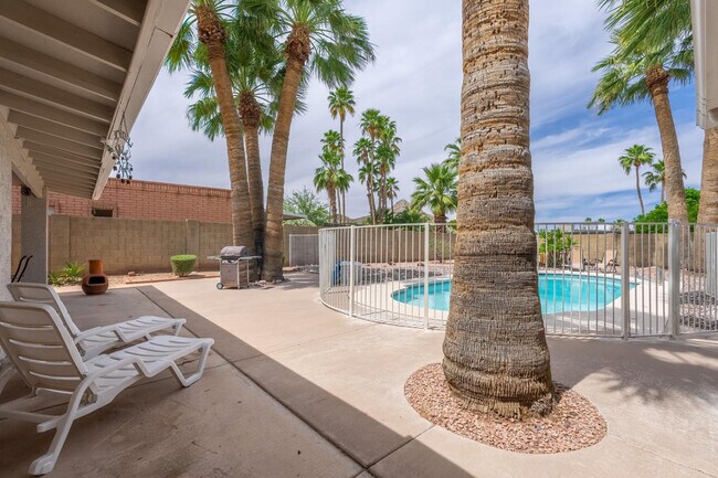 Building Photo - 2426 E Sahuaro Dr