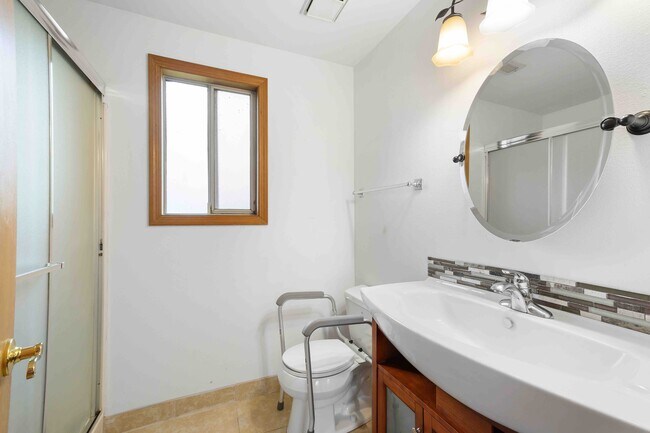 Building Photo - 12323 SW Millview Ct