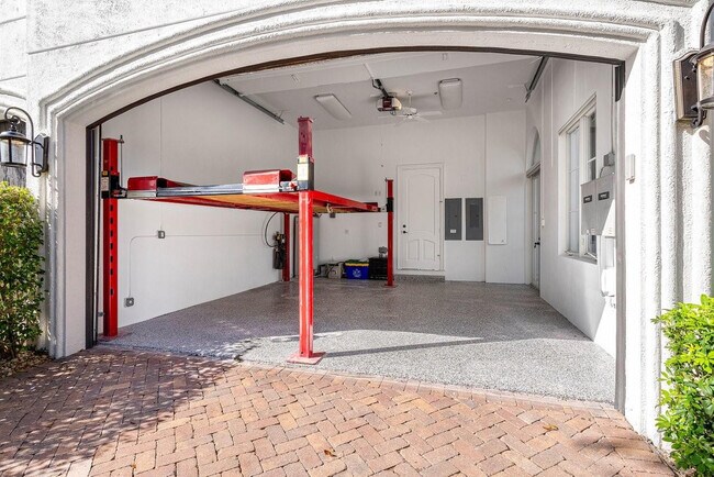 Building Photo - 549 NE 19th Ave