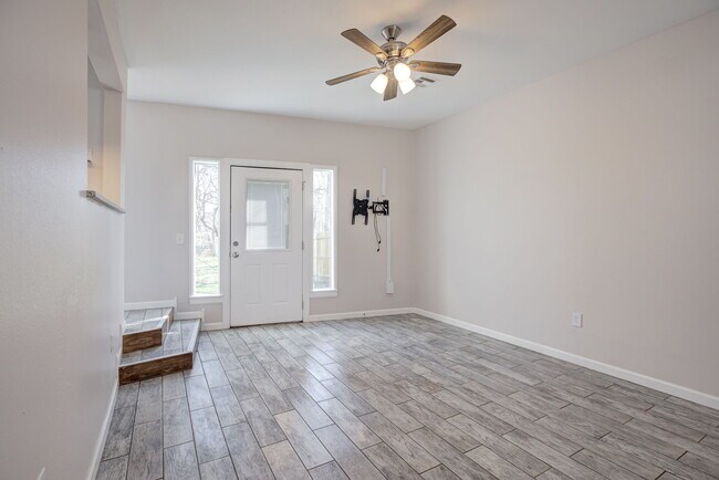 Building Photo - 608 E Eufaula St