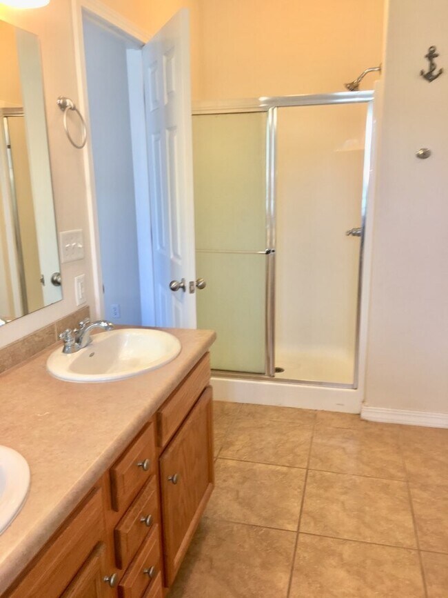 Building Photo - Beautiful Home In A Peaceful Residential Neighborhood