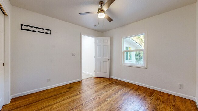 Building Photo - Bright & Clean Single Level FIVE bedroom i...