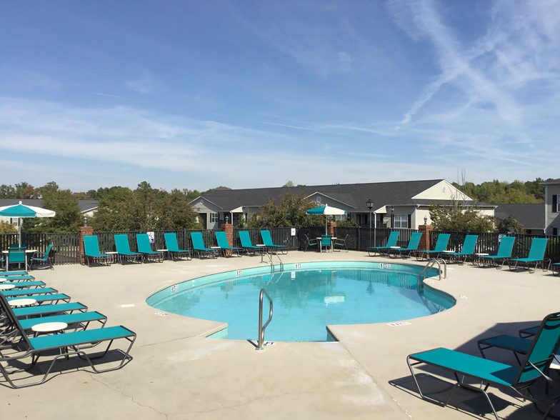 Relaxing swimming pool - Wellington Manor