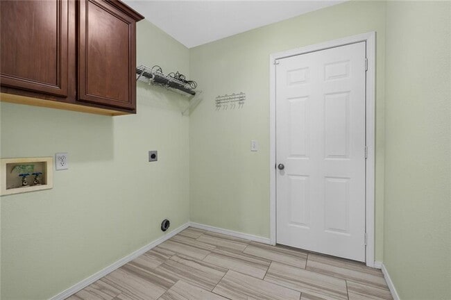 Building Photo - 1901 SW Columbus Rd