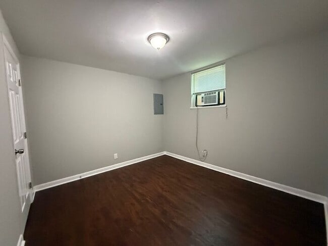 Building Photo - 2 Bed / 1 Bath apartment in triplex 2nd Av...