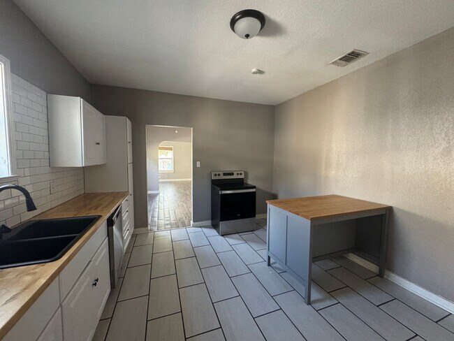 Building Photo - Lovely 3 Bedroom, 2 Bath Bungalow in the H...