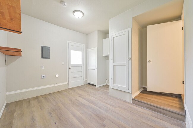 Building Photo - 1021 W Woodcrest Dr