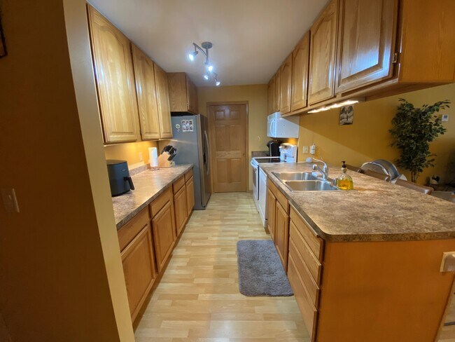 Building Photo - 281 Oconomowoc Pkwy