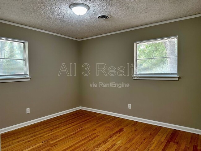 Building Photo - 1009 Rosedale Dr