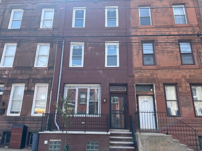 Building Photo - 1252 S 15th St