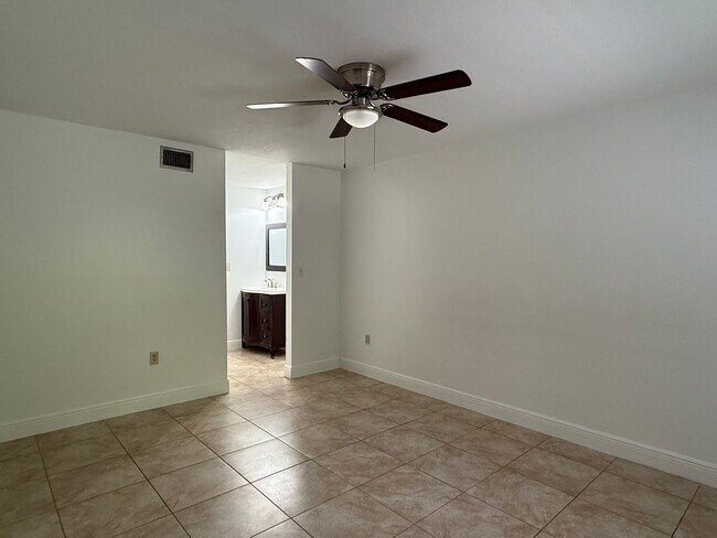 Building Photo - Soaring Ceilings, 2 bedrooms w/a loft