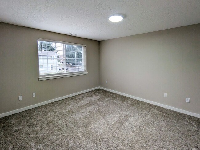 Building Photo - 1497 Golden Ln N