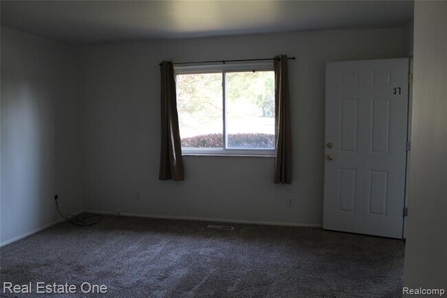 Building Photo - 37 /39 Maplecrest Dr