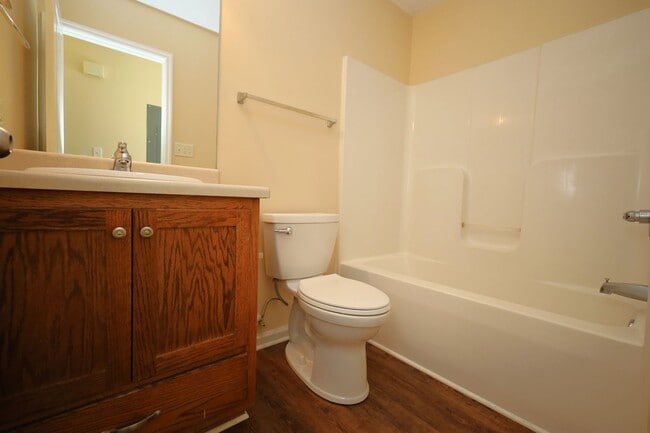 Building Photo - 1801 Chestnut Dr