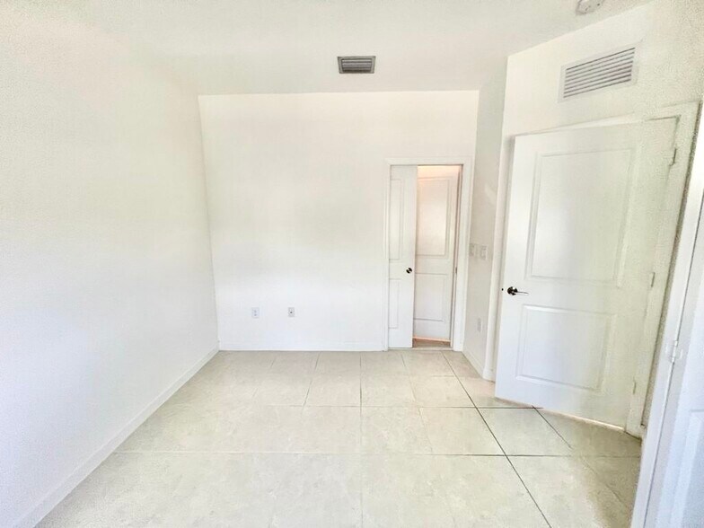 Building Photo - 575 NE 208th Ter