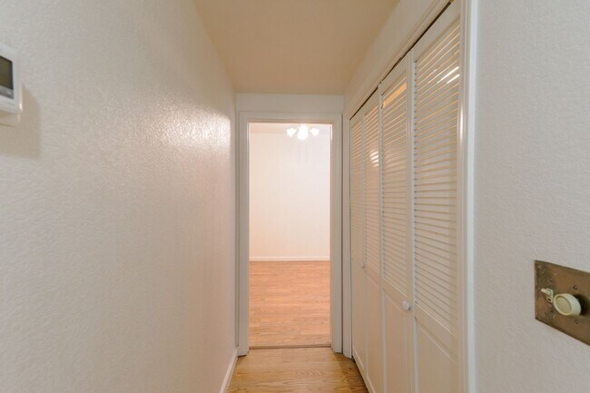 Building Photo - Great 1st Floor 2 Bed Condo