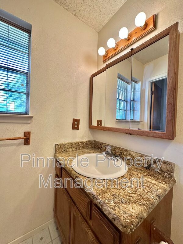 Building Photo - 5818 Davenport Dr