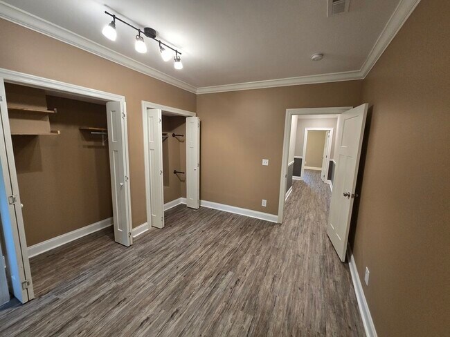 Building Photo - 545 Lakeview Dr
