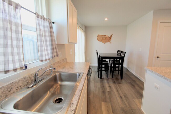 Building Photo - Townhome with a large fenced in yard for rent!