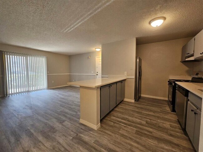Building Photo - 9481 Highland Oak Dr