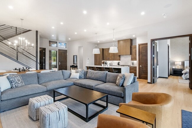 Building Photo - Luxury ski season rental is an entertainer...