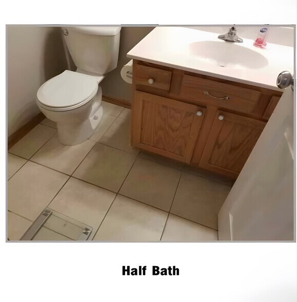 Building Photo - 1019 NE Greenview Dr