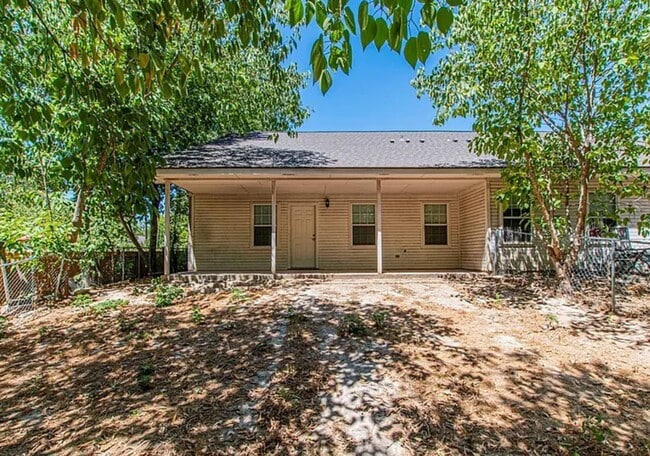 Building Photo - AVAILABLE NOW! (SECTION 8 ACCEPTED)