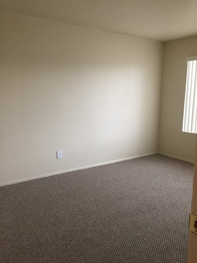 Building Photo - Gorgeous 3Bdrm 2 bath apartment